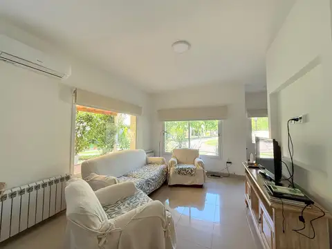 Casa en Alquiler con 3 cocheras