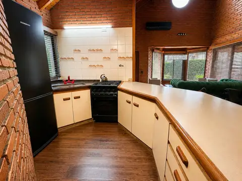 Casa 4 ambientes con 2 baños