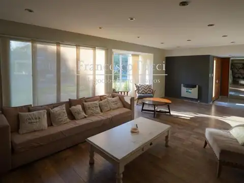Casa en Venta con 2 cocheras