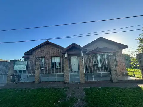 HERMOSO CHALET EN ESQUINA DE BERAZATEGUI U$S 135.000.-