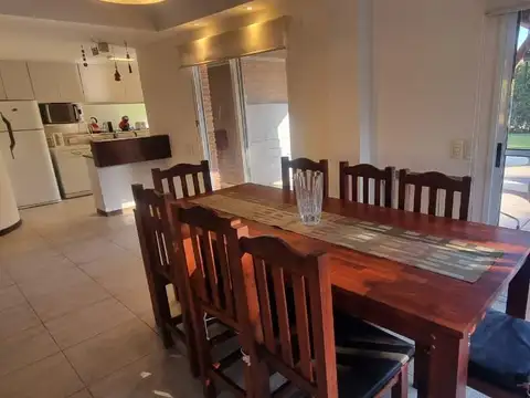 Casa en Alquiler con 2 cocheras