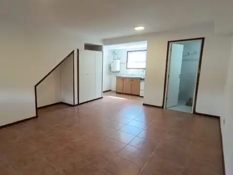 Depto Tipo Casa en Alquiler en Villa Primera, $ 500.000