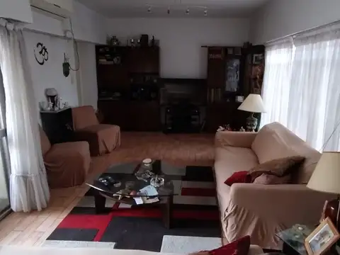 VENTA CASA 4 AMB. CON COCHERA - MONTE CASTRO
