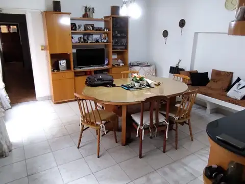 VENTA CASA 4 AMB. CON COCHERA - MONTE CASTRO