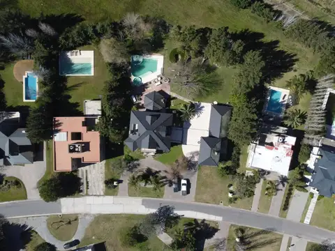 Casa en Alquiler con 5 cocheras