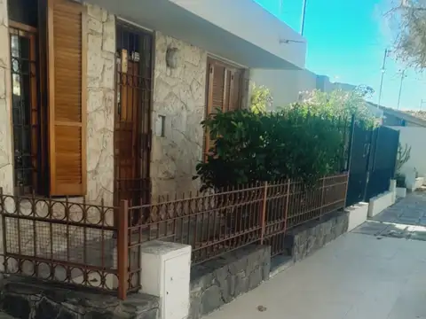 Venta de hermosa casa APTA CREDITO en Godoy Cruz