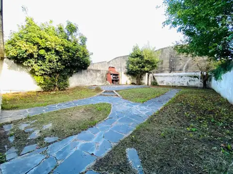 VENTA CASA 4 DORMITORIOS CON PARQUE Y 3 COCHERAS