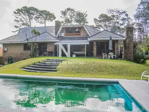Gran chalet de 6 dormitorios en venta en zona residencial.