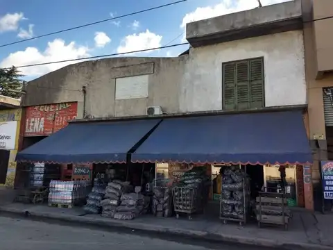 Galpon con locales comerciales   en venta en Laferrere
