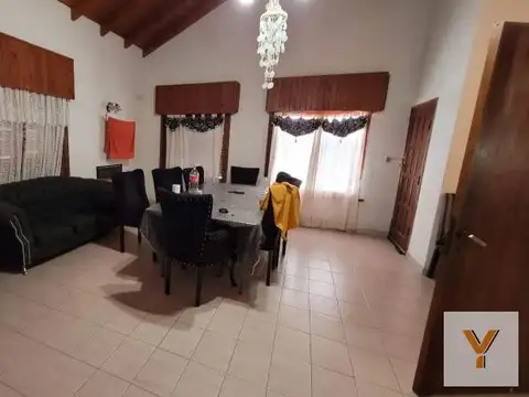 Casa 4 ambientes con 2 baños