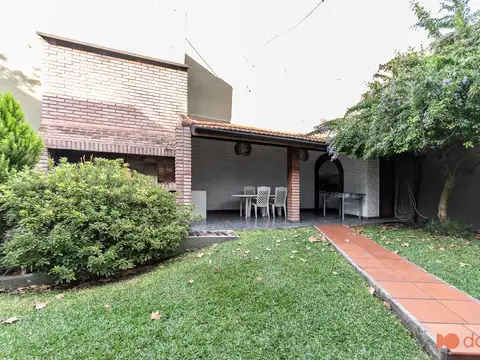 VENTA CASA 4 AMBIENTES BOEDO JARDIN COCHERA 2 LOTES
