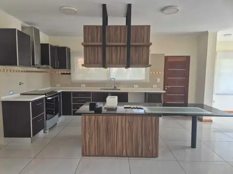 Casa 6 ambientes con 4 baños