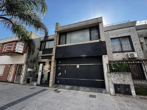Moderna casa 4 ambientes con parque