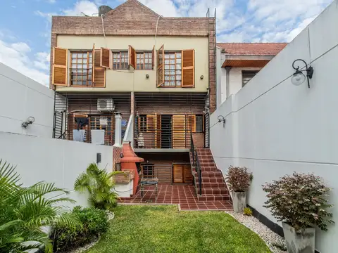 VENTA TRIPLEX 5amb JARDIN PARRILLA COCHERA DOBLE