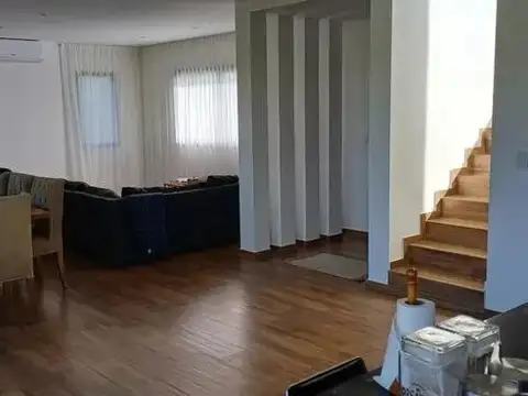 Casa en Venta con 4 cocheras