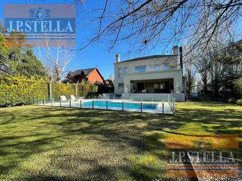Casa en Venta con 2 cocheras