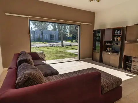 Casa 4 ambientes con 2 baños