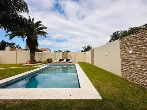 Casa 5 ambientes con 3 baños