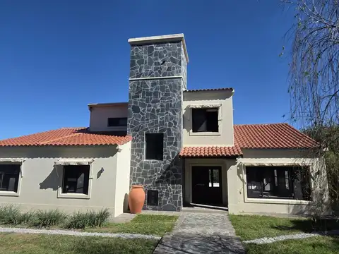 Casa en Alquiler 4 dormitorios con pileta, El Tipal, Salta Capital