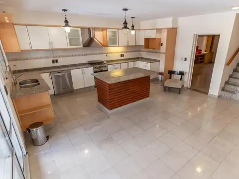 Casa 5 ambientes con 4 baños