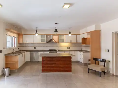Casa en Venta con 3 cocheras