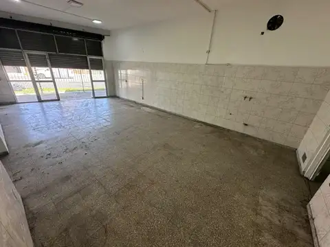 Alquiler de importante local comercial en Quilmes Oeste