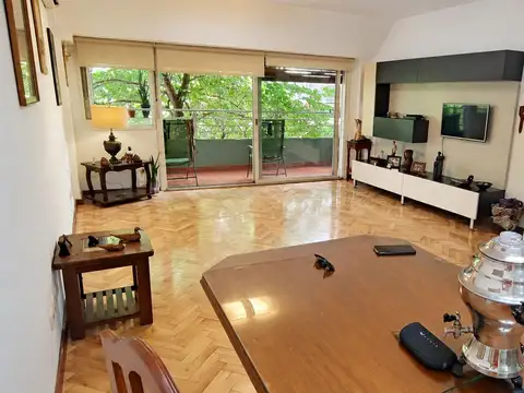 Venta. Semipiso de 4 ambientes con dependencia, balcón y espacio guardacoches