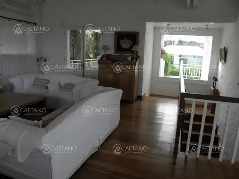 Casa 8 ambientes con 6 baños