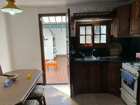 Chalet tipo dúplex de 3 ambientes con garage y parrilla en Quilmes Este