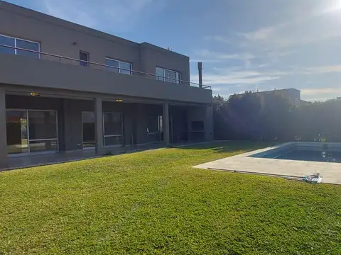 Casa 5 ambientes con 3 baños