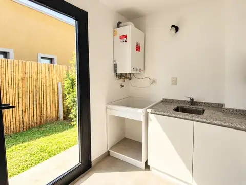 Casa 4 ambientes con 2 baños