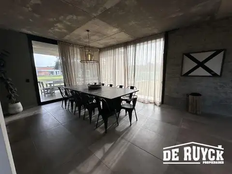 Casa 4 ambientes, moderna y amueblada en Area 60