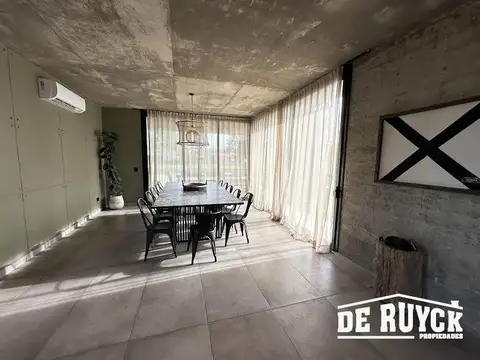 Casa en Venta con 4 cocheras