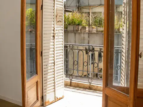 Monoambiente luminoso con balcón – Apto profesional – Tucumán y Esmeralda