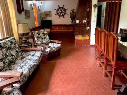 Casa 5 ambientes con 2 baños