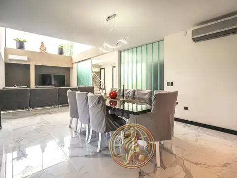 Casa en Venta con 2 cocheras