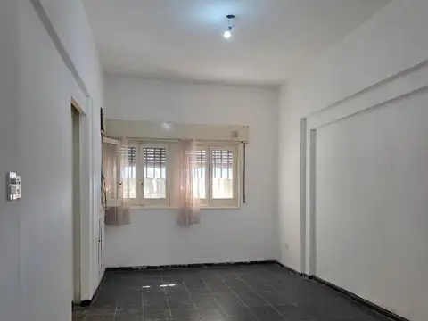 CASA DE 2 DORMITORIOS | PATIO, PARRILLERO Y COCHERA –