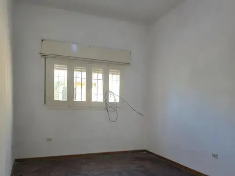 Casa en Alquiler con 2 cocheras