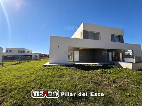 Casa  en Venta en Casas de Santa Guadalupe, Casas del Este, Pilar del Este
