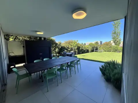 Casa en Alquiler con 2 cocheras