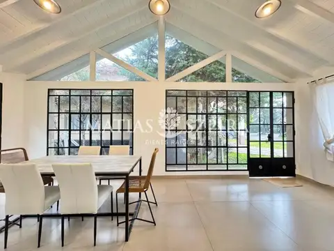 Casa en Venta con 3 cocheras