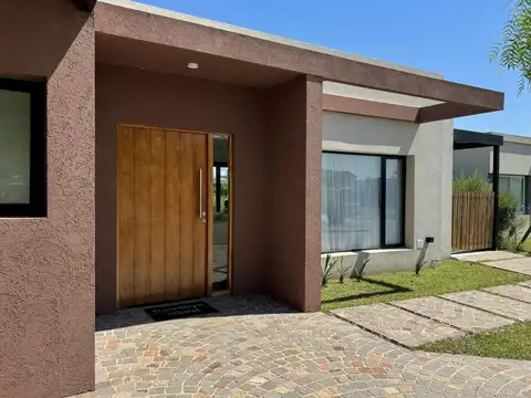 VENTA CASA 3 AMB CON PISCINA EN BARRIO SANTA ELENA, PILAR DEL ESTE