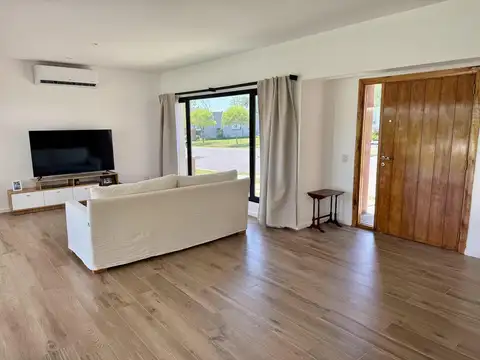 Casa 3 ambientes con 2 baños