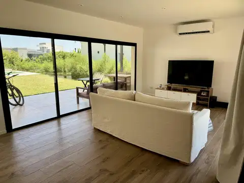 Casa 3 ambientes con 2 baños