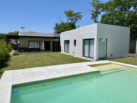 VENTA CASA 3 AMB CON PISCINA EN BARRIO SANTA ELENA, PILAR DEL ESTE