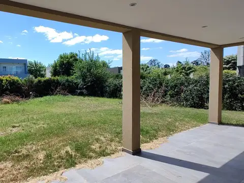 Casa en venta con renta, B° Los Eucaliptus Haras Santa Maria