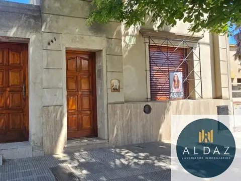 En  Alquiler/ Casa de  3 Dormitorios c/ cochera en Punta Alta .Urquiza al  800