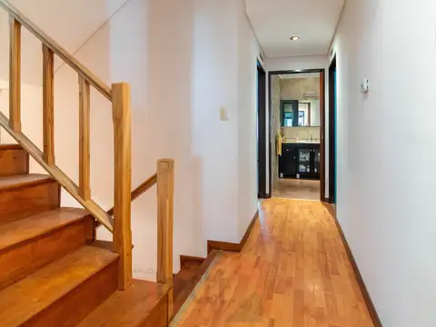 CASA EXCELENTE UBICACION  LOTE DE 8.68 X 53