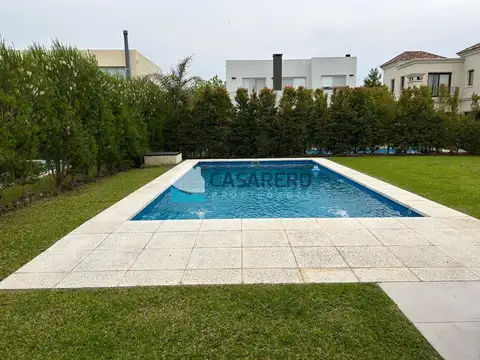 Casa 5 ambientes con 4 baños