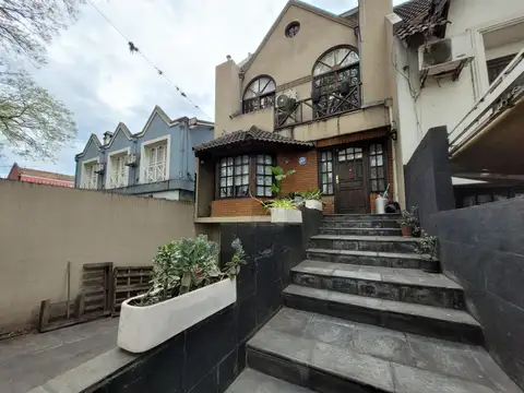 Casa triplex 5 amb venta Ciudad Jardín pileta